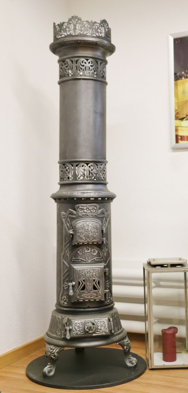 Poêle en fonte n° 1562, très beau poêle danois dans le style Art nouveau typique. La porte coupe-feu est en verre mica pour offrir une vue sur les braises. Le poêle possède de très belles décorations florales.