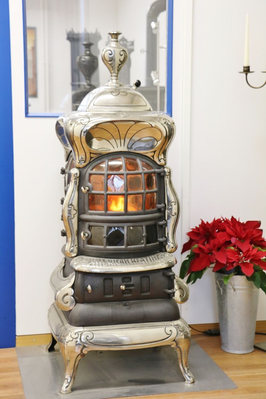 Poêle en fonte n° 1571, American Heating, également appelé «poêle phare». Vue sur le feu depuis trois côtés à travers 6 portes.