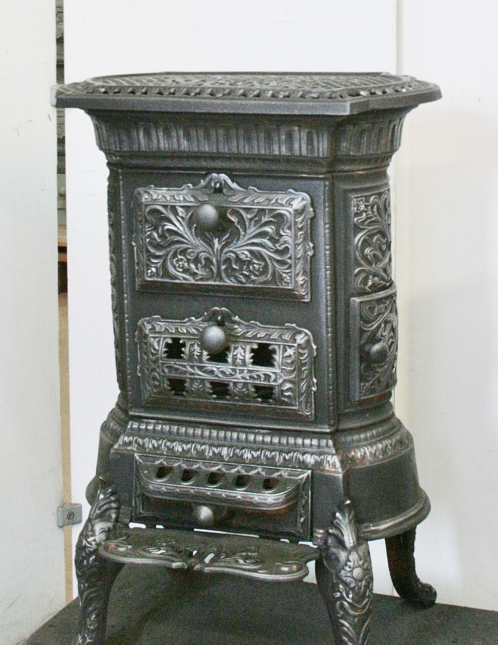 Poêle en fonte n° 1588- Petit poêle français en fonte avec 2 brûleurs sous le couvercle supérieur