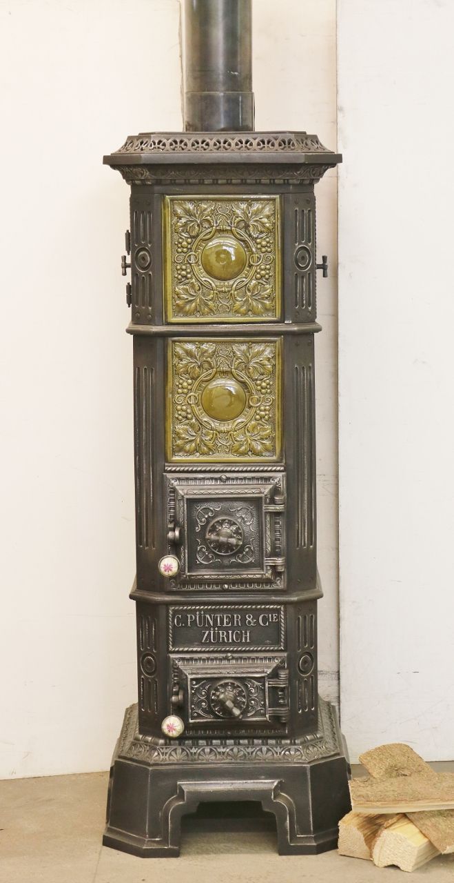 Kachelofen Nr. 1589 von der ehem. Ofenfabrik C. Pünther & Cie. in Zürich.