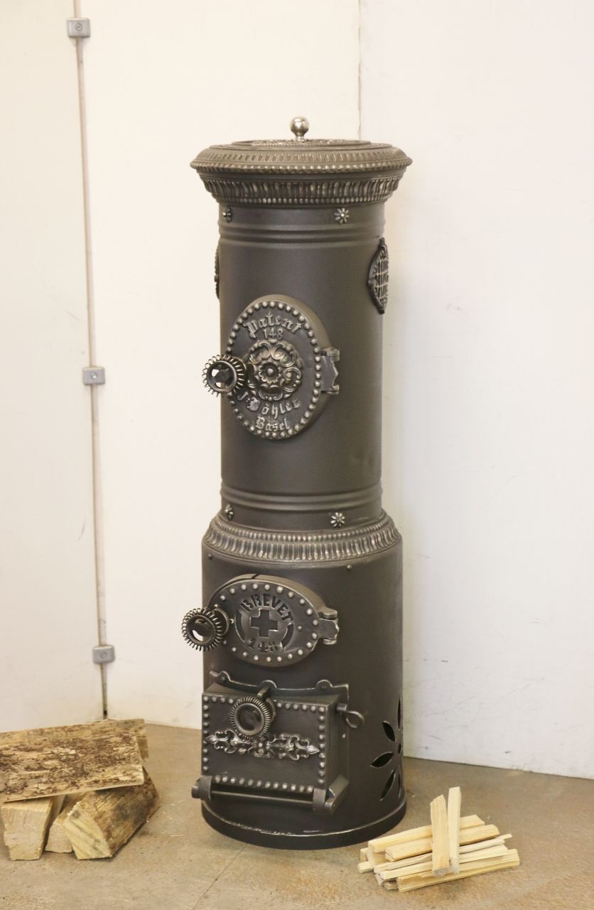 Poêle en fonte n° 1615, poêle cylindrique avec des portes spéciales très joliment décorées de l’ancienne manufacture de poêles J. Böhler à Bâle.