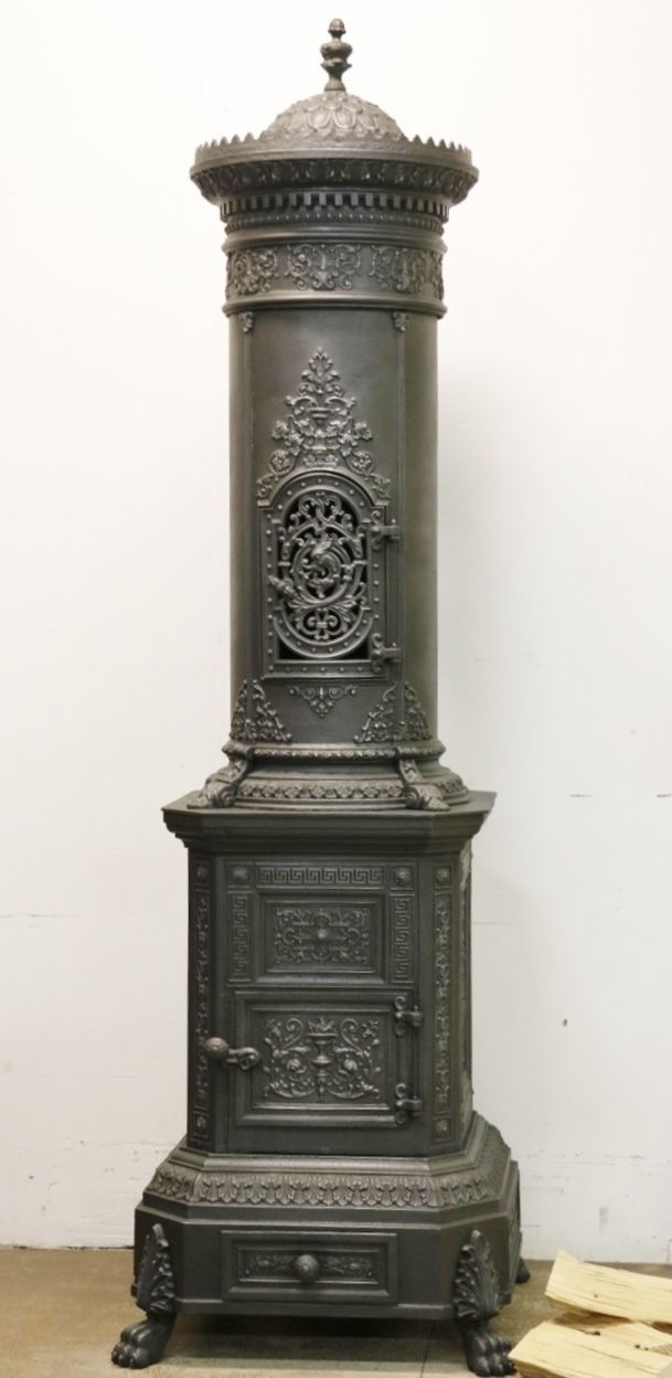 Poêle en fonte n° 1776 Poêle en fonte impérial et royal de hauteur impressionnante