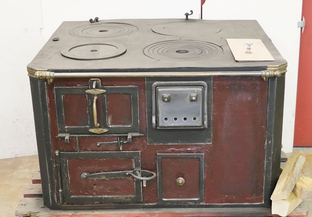 Fourneau rustique n° 1832 – très grande cuisinière à bois offrant de nombreuses possibilités, construite vers 1900