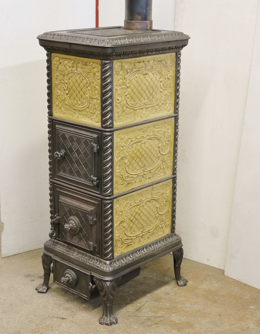 Kachelofen Nr. 1833 Lucelle Gestellkachelofen mit handglasierten reich verzierten Kacheln in natürlichem Farbton