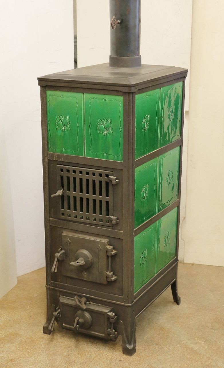 Kachelofen Nr. 1834 Klus Gestellkachelofen mit Kacheln in einem erfrischenden grünen Farbton