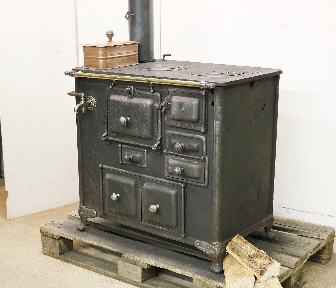 Eleganter Her Nr. 1852- Sarina Herd auf kurzen Füssen und mit Wasserauslasshahn