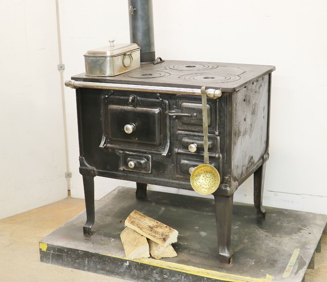 Eleganter Herd Nr.1853 - Sarina Herd aus den 1920 Jahren, schlicht und funktional