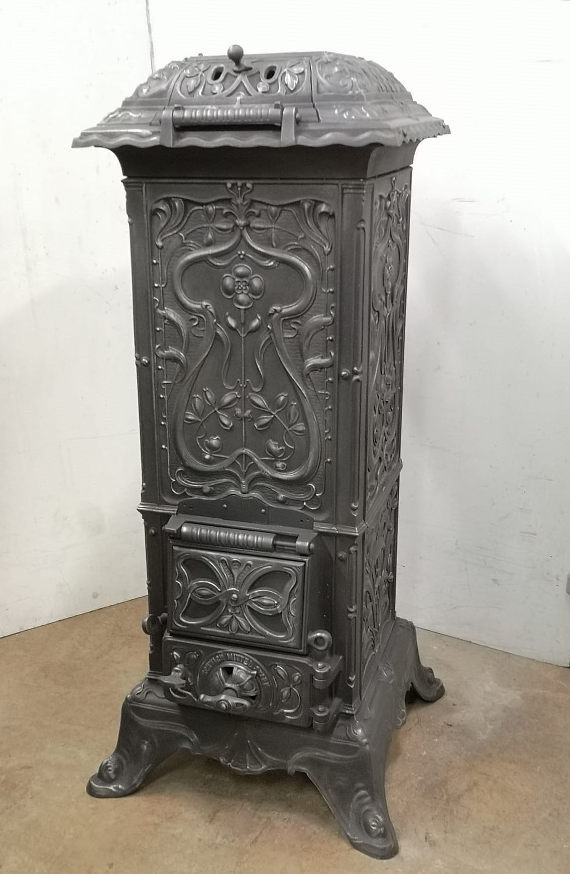 Four en fonte n ° 1872 Des décorations Art nouveau uniques et délicates font de ce four en fonte allemand un régal pour les yeux