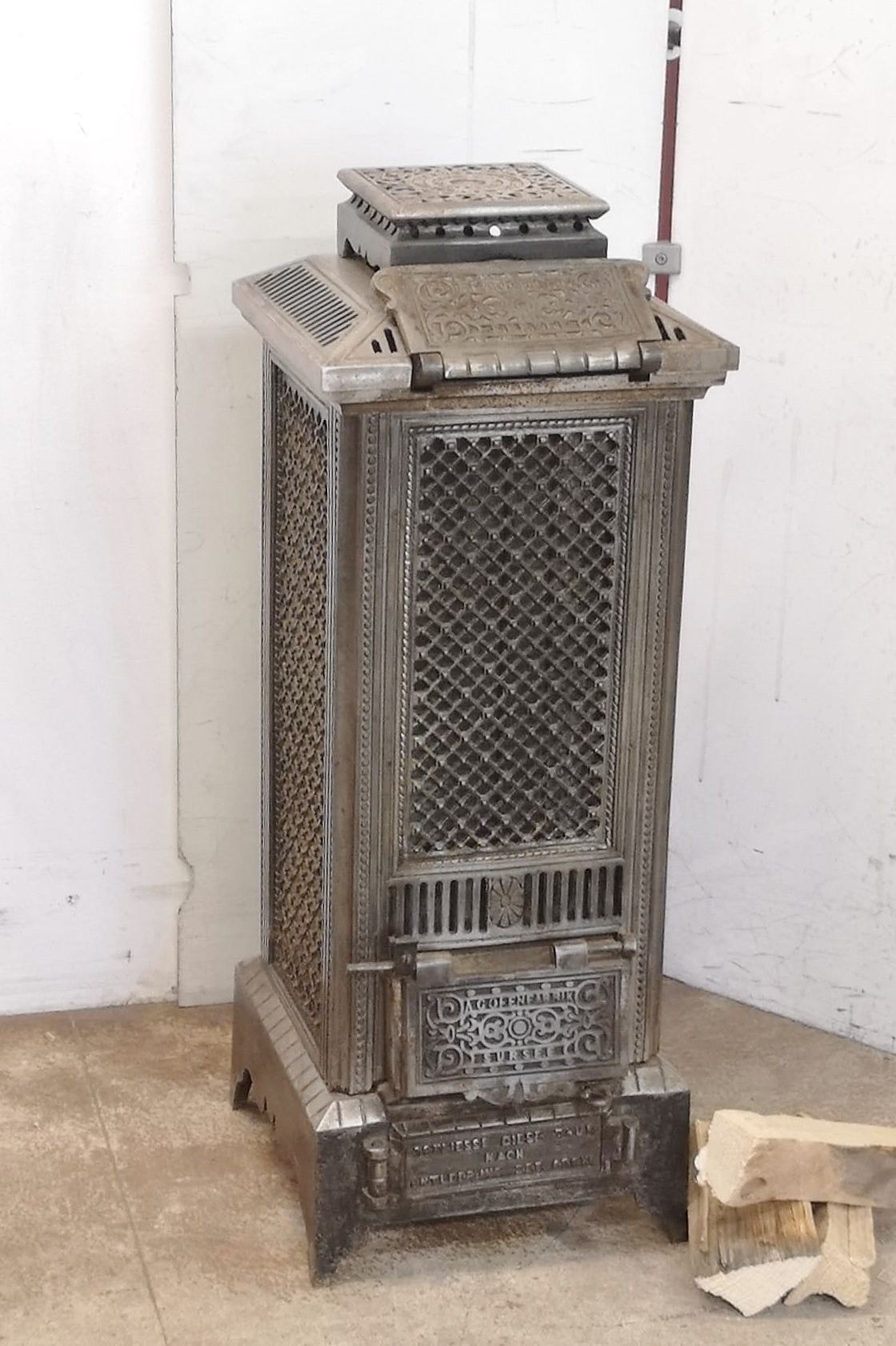 Poêle en fonte n° 1873 Magnifique poêle de Sursee avec surface originale nickelée