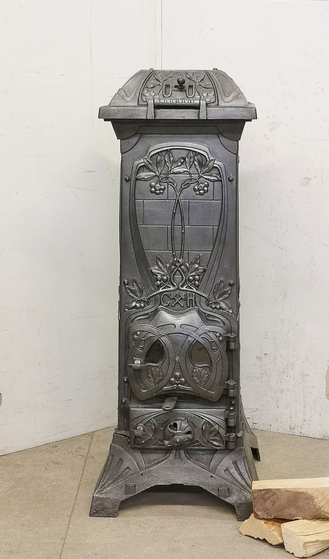 Poêle en fonte n° 1874 Poêle Art nouveau richement décoré de la fonderie l'allemand