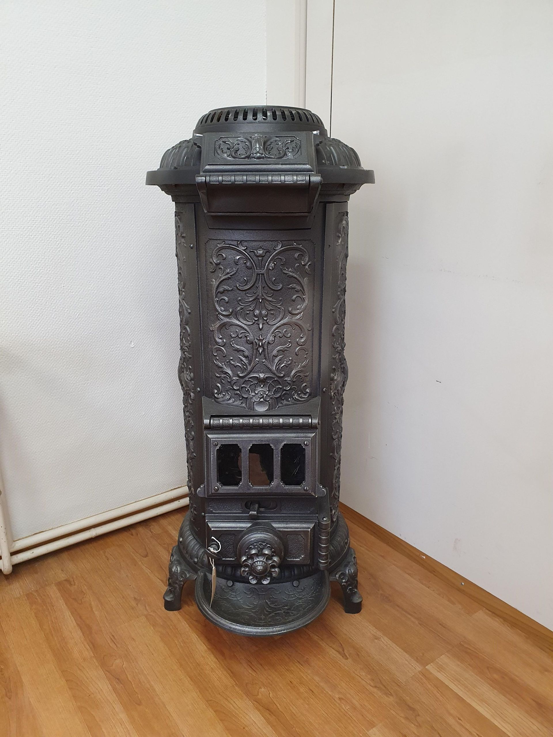 Poêle en fonte n ° 1888 Four de fonte allemand avec des décorations fantastiquement ludiques d'environ 1900