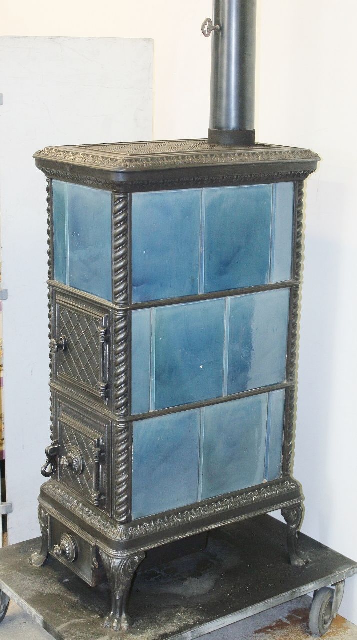 Kachelofen Nr. 1895- Lucelle Gestellkachelofen mit schlichten aber beliebten azurblauen Kacheln
