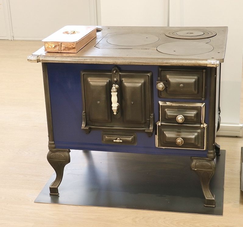 Cucina elegante n. 1904- Stufa molto bella con gambe curve del Vallese