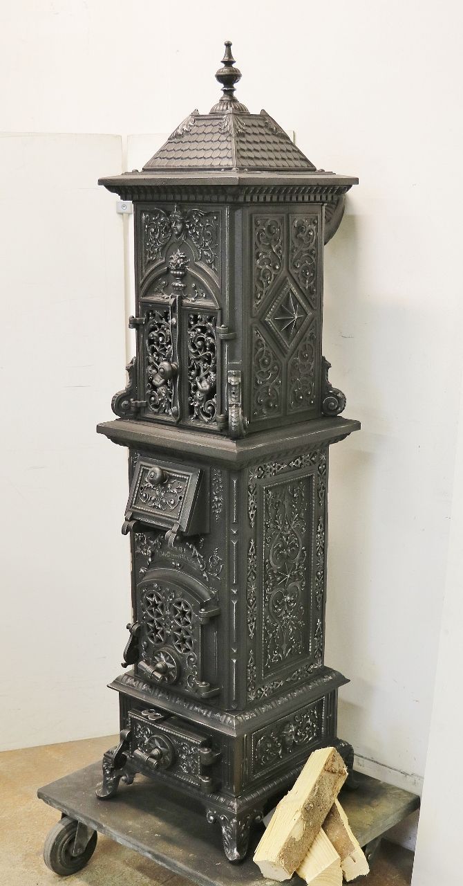 Poêle en fonte n°1906 - Un chef d'oeuvre de la fonderie des frères Gienanth, en Allemagne. Divers beaux détails artisanaux ornent ce poêle
