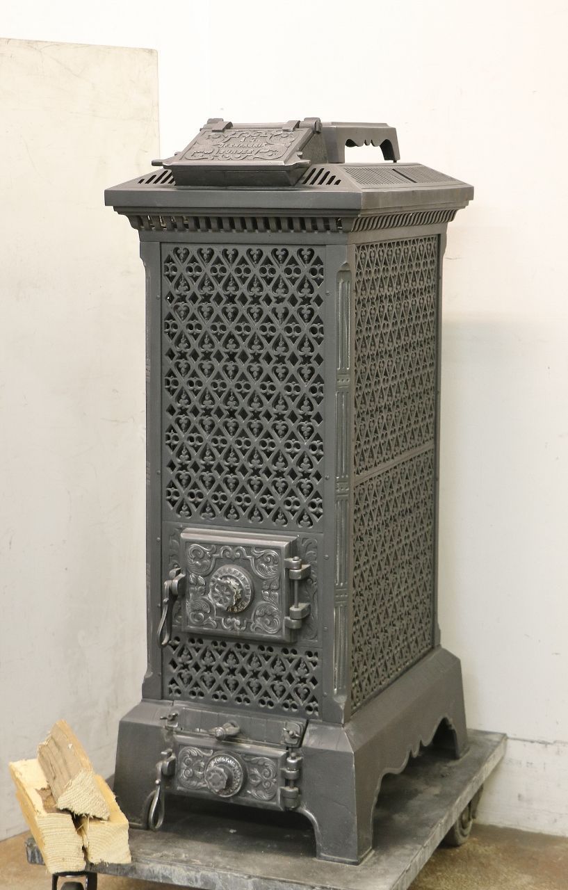 Poêle en fonte n° 1940- Un très rare four de fonte richement décoré de l'A.G. Usine de fournaise de Sursee