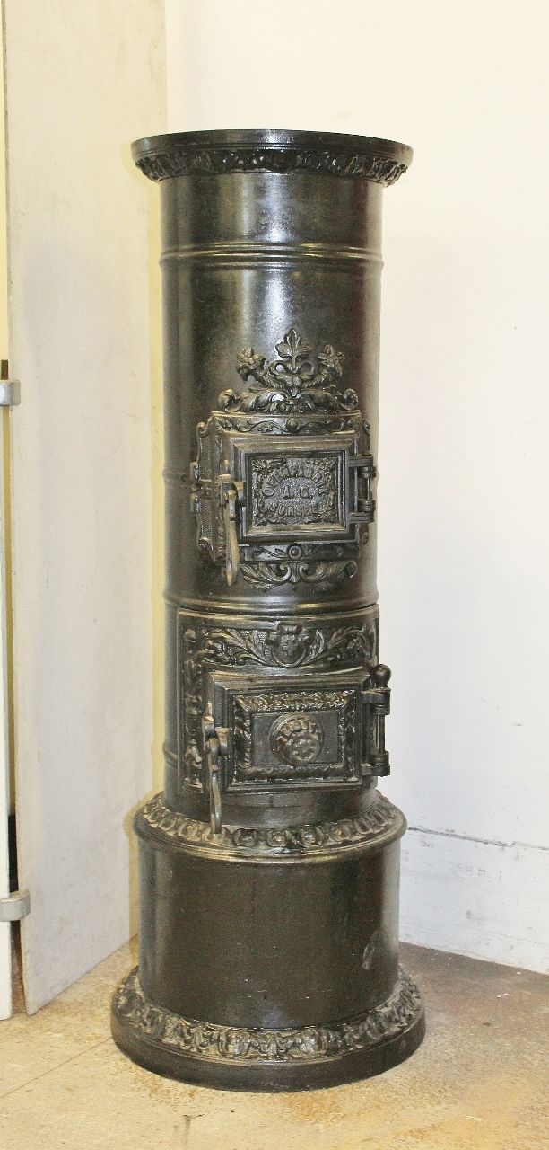 Poêle en fonte n° 1939- Four à cylindre suisse richement décoré de Sursee