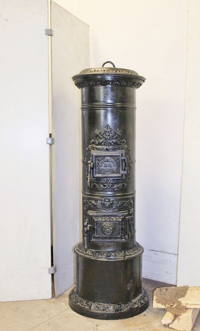 Poêle en fonte n° 1940- Four à cylindre suisse richement décoré de Sursee