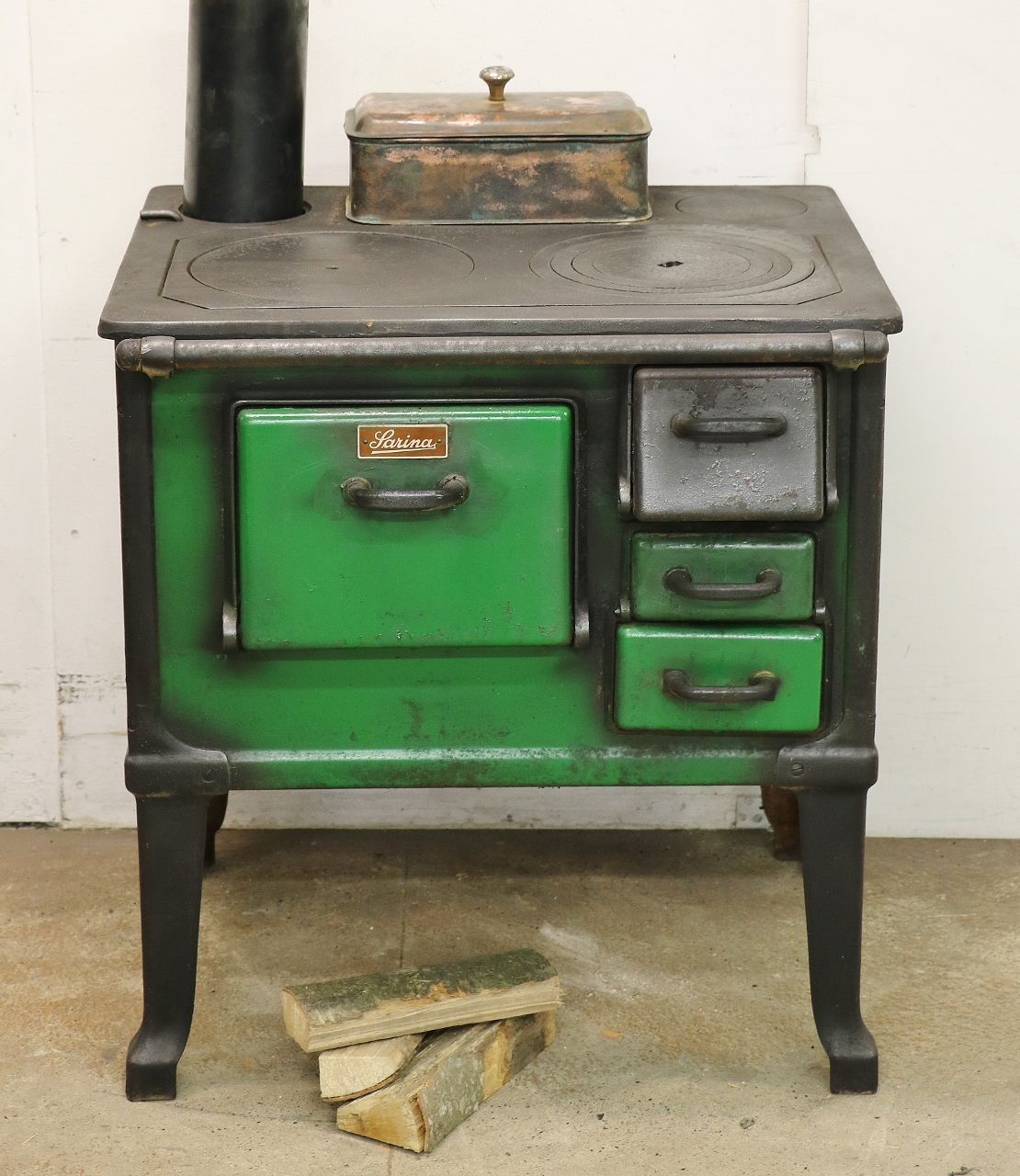 Eleganter Herd Nr. 1964- Ein ursprüngliches Modell von Sarina mit leicht geschwungenen Beinen und einem Herstellerschild auf der Backofentür