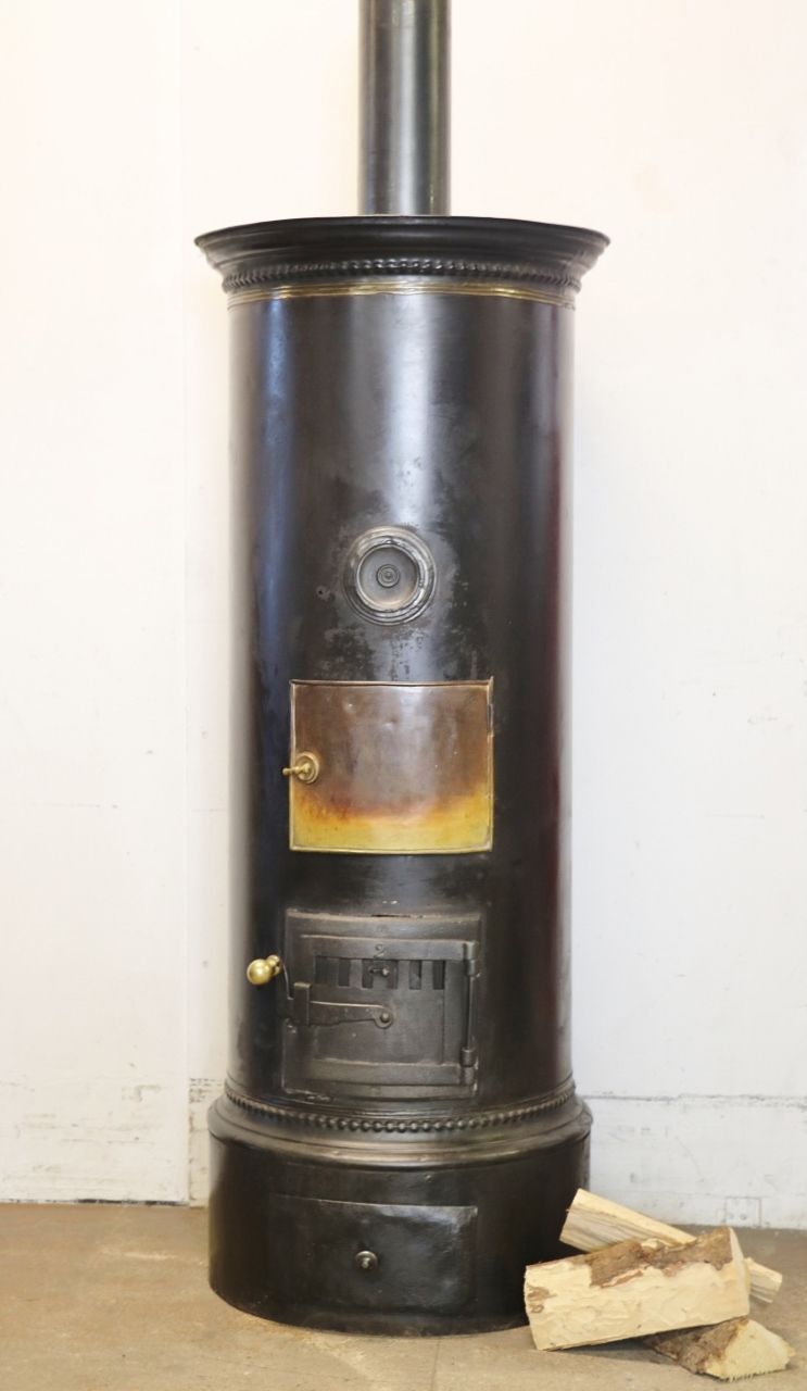 Poêle en fonte n ° 1968 - Poêle à cylindre suisse simple avec des applications en laiton qui ont une belle patine