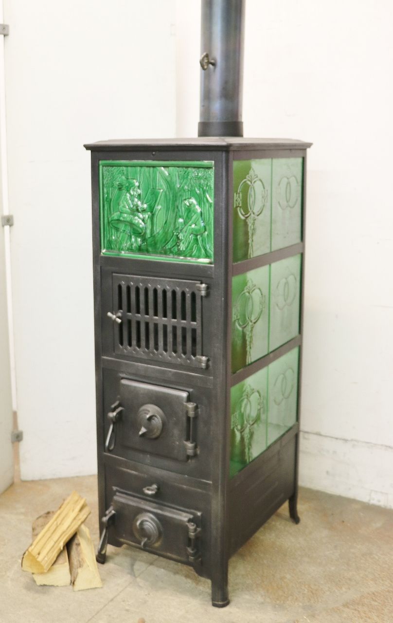 Kachelofen Nr. 1982- Ein Kluser Ofen mit einer lustigen Zwergen und Frosch Motiv- Kachel in der Front