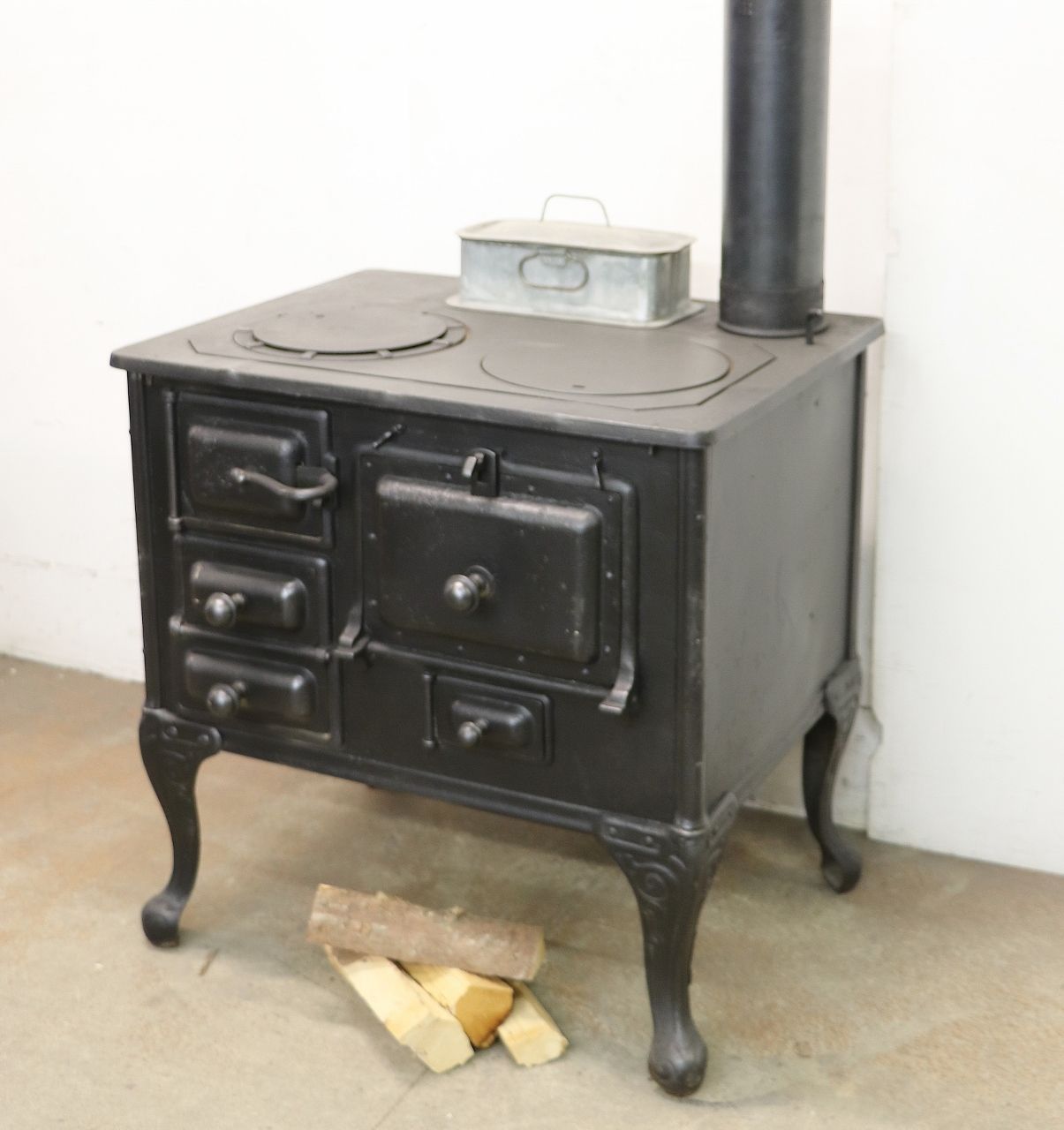 Eleganter Herd Nr. 1983- Der klassische Sarina Märchenbuchherd in einer kleinen Ausführung