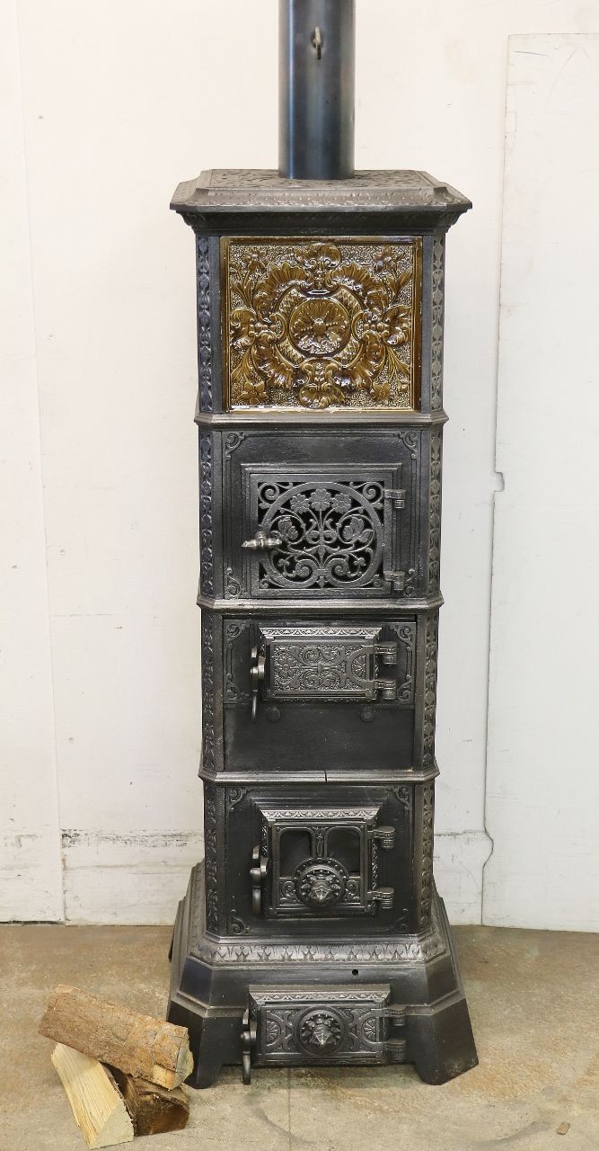 Kachelofen Nr. 1984- Ein regional hergestellter Gestellkachelofen mit reich verziertem Gussgestell