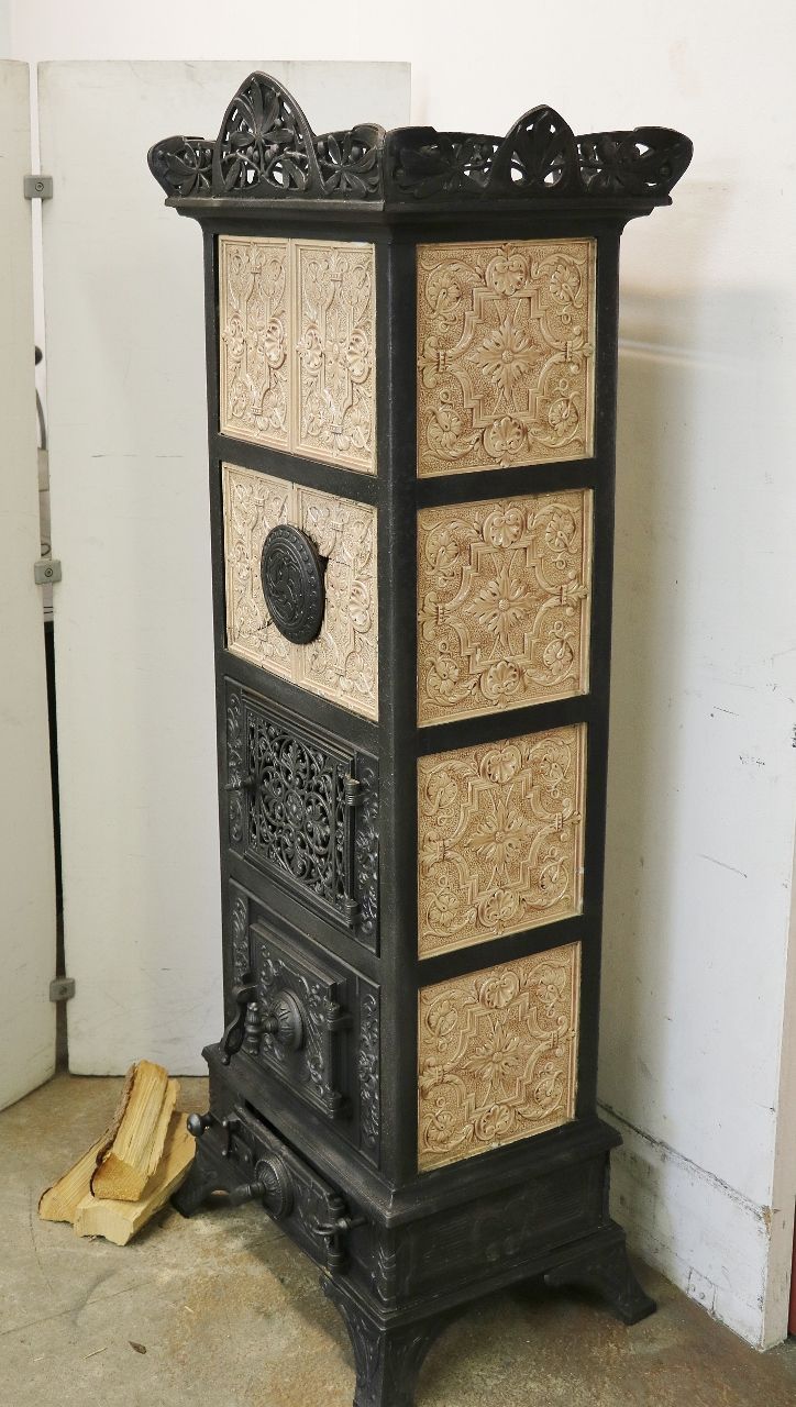 Kachelofen Nr. 1985- Einzigartiger Gestellkachelofen mit reich verzierten Kacheln und einer Krone als Abschluss oben