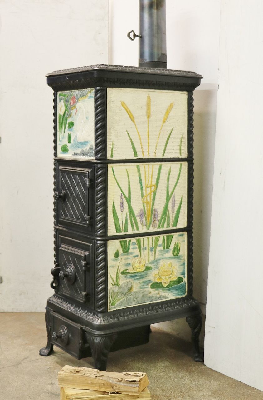 Kachelofen Nr. 2004- Lucelle Gestellkachelofen mit dem beliebten Schwanenmotiv, sehr schön mit den durchgehenden Bildern seitlich und auf der Rückseite