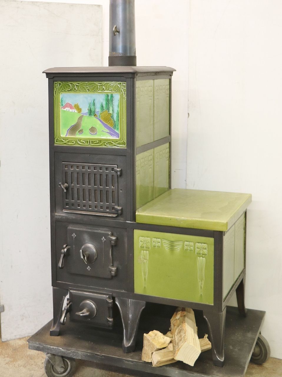 Kachelofen Nr. 2010- Ein seltener Gestellkachelofen mit Sitzbank, die Frontkachel am Ofen wurde im Atelier von Fritz Kohler in Biel hergestellt und ist signiert