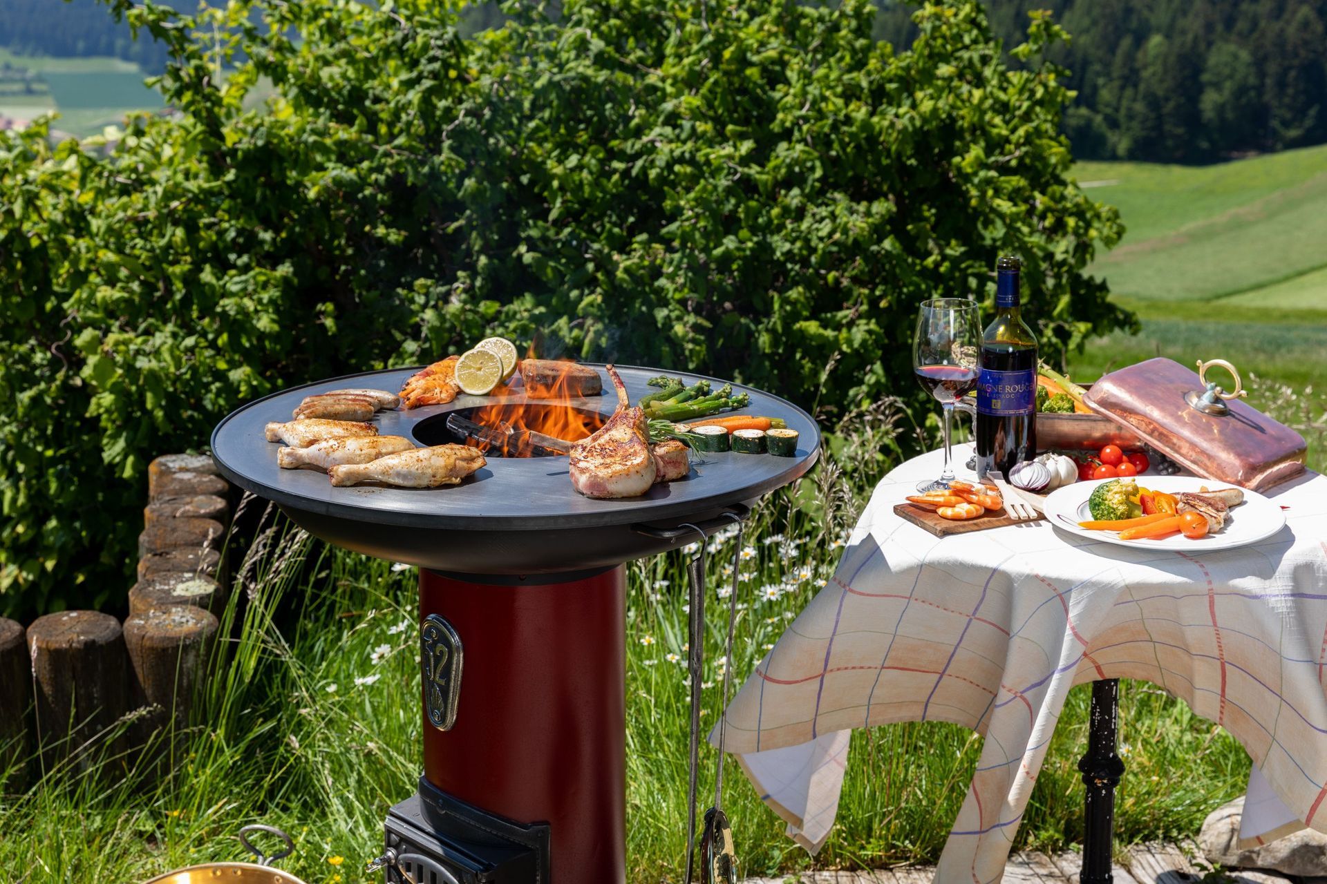 Poêle cylindrique transformé avec un grand anneau de cuisson pour une expérience de barbecue inoubliable. Grâce aux différentes zones de température sur la plancha circulaire, la viande, le poisson et les légumes peuvent être grillés en douceur et avec précision.