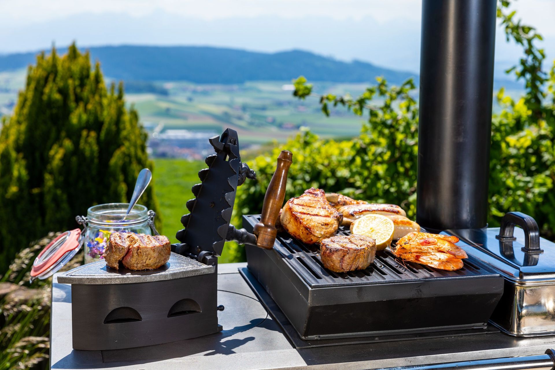 Photo présentant le fourneau avec l’élément de cuisson au feu de bois et la grille.