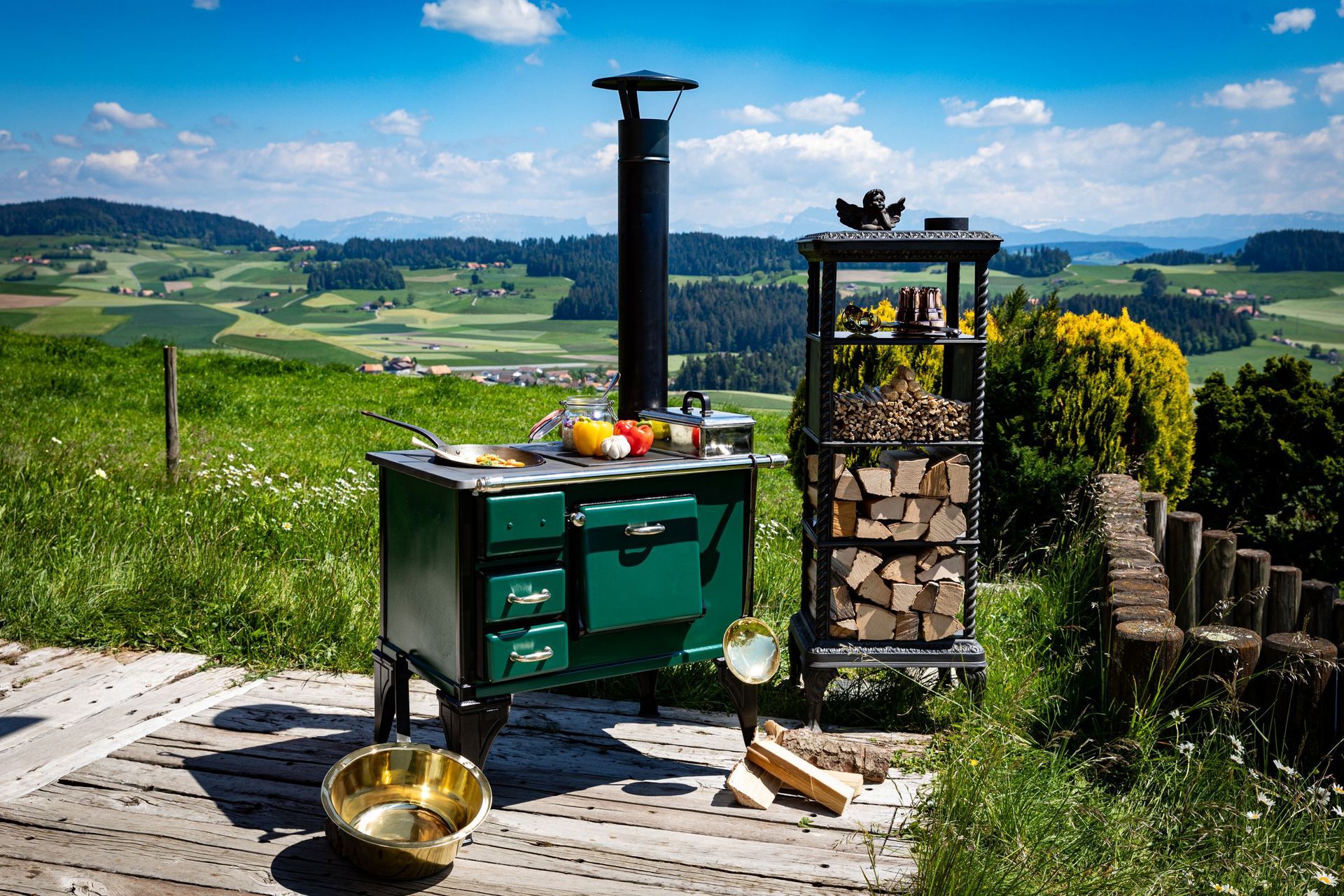 Cuisinière à bois peinte en British Racing Green et noir. Une plaque de cuisson rapide pour la cuisson et une plaque en fonte à côté pour rôtir des aliments. Le four est entièrement fonctionnel.