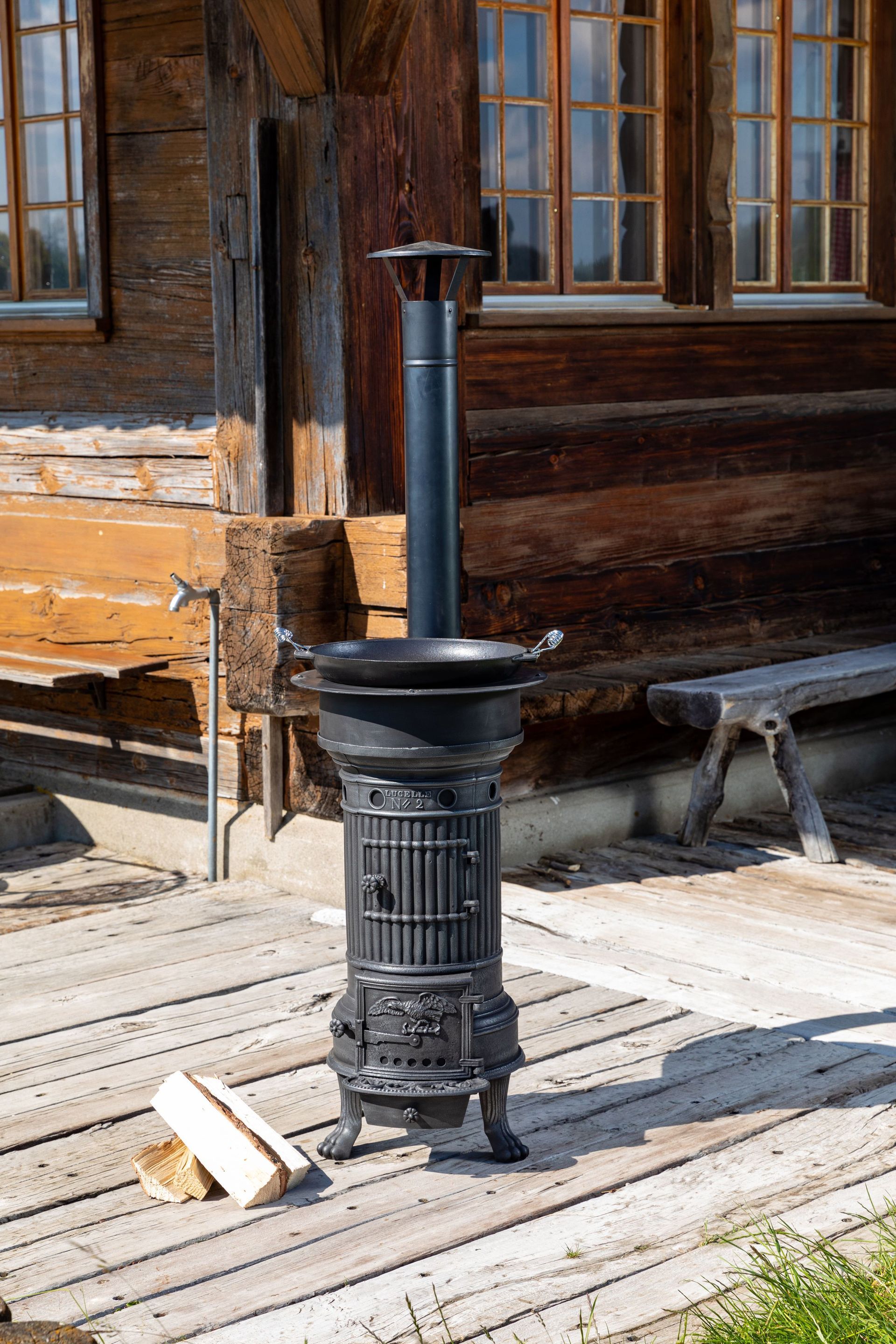 Petit poêle en fonte multifonctionnel de Clus avec une plaque de cuisson et un accessoire pour une plaque en fonte (pour rôtir des aliments), une grille et un wok