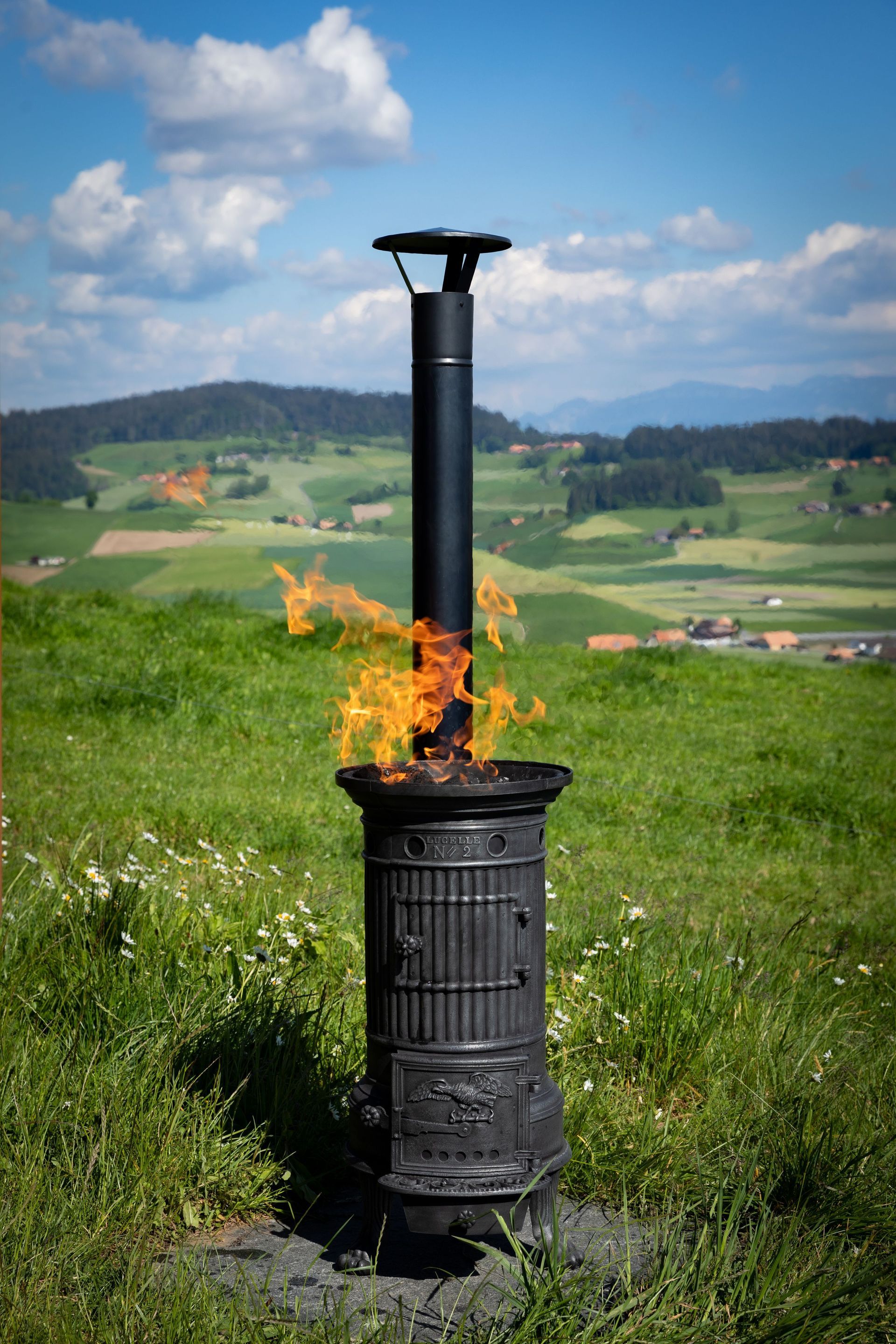 Petit poêle en fonte multifonctionnel de Clus avec un insert pour charbon de bois ou bûches