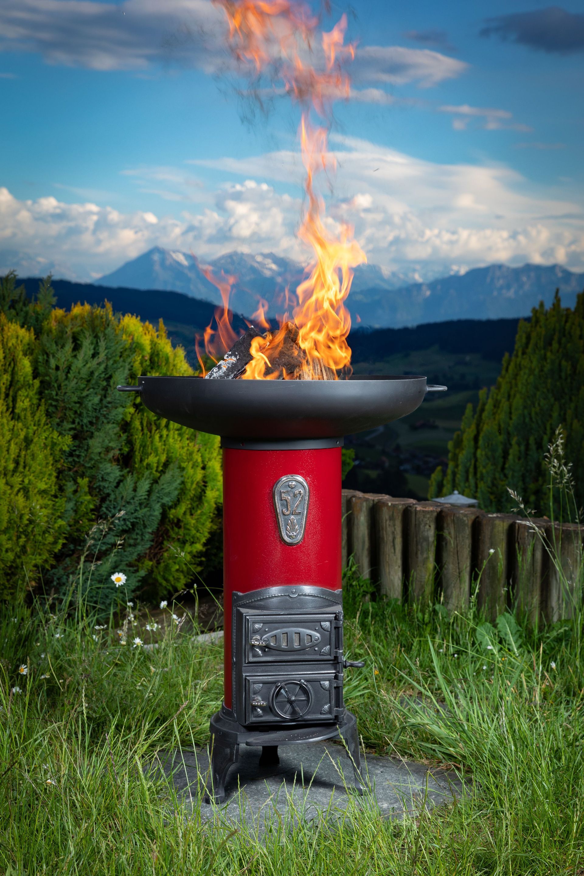 Poêle cylindrique transformé avec un brasero pour une excellente ambiance lors des douces nuits d’été.