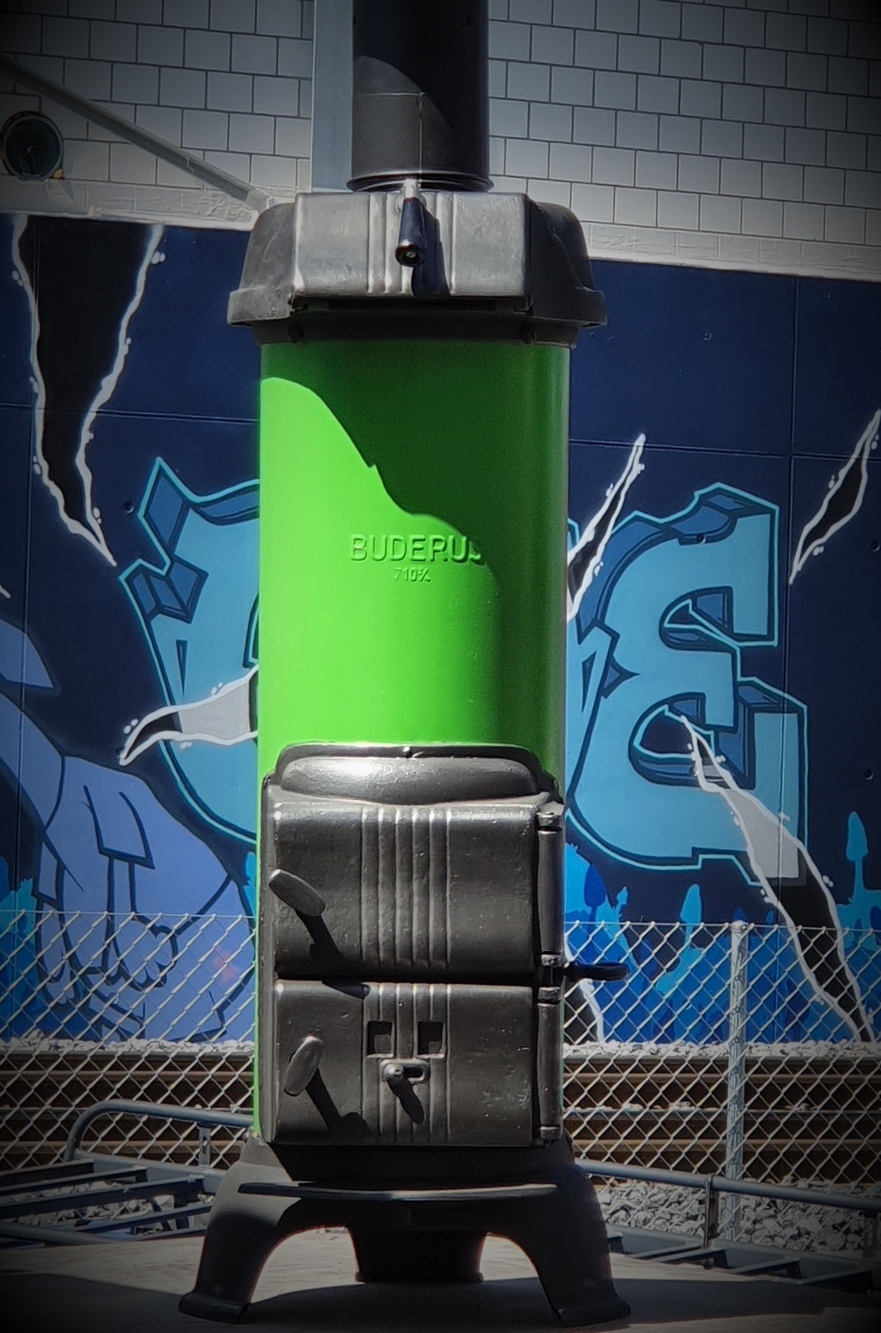 Poêle cylindrique transformé et repeint en vert vif pour un look rafraîchissant