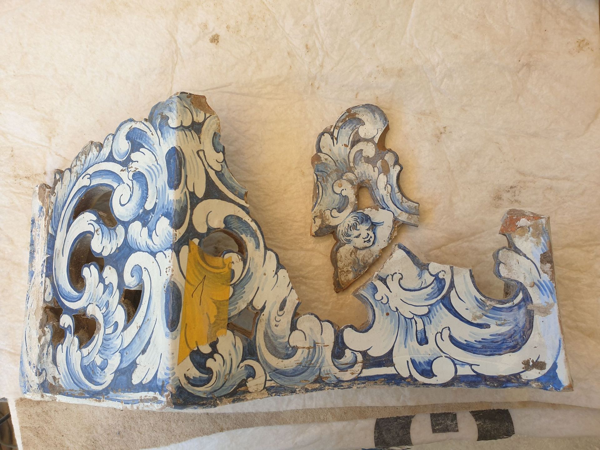 Carreau cassé d’une moulure de couronne comme situation de départ