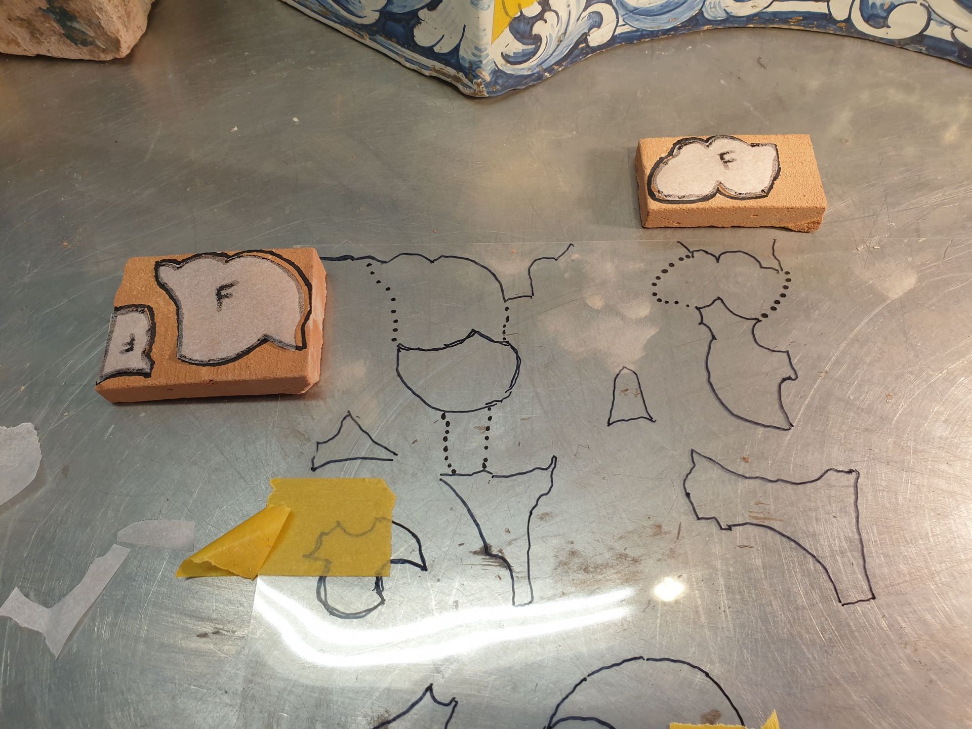 Reconstruction des parties manquantes de la moulure de couronne