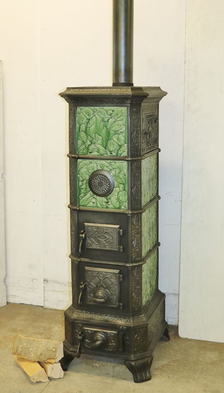 Kachelofen Nr. 2026 Gestellkachelofen MAL mit sehr schön verzierten Gussarmaturen