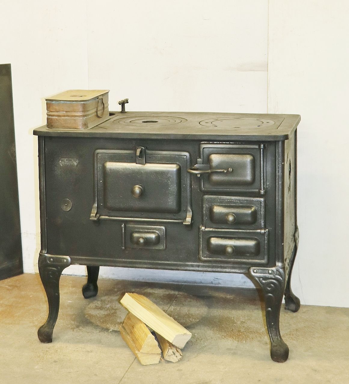 Eleganter Herd Nr. 2041- Sarina Herd mit den beliebten Ziergussfüssen