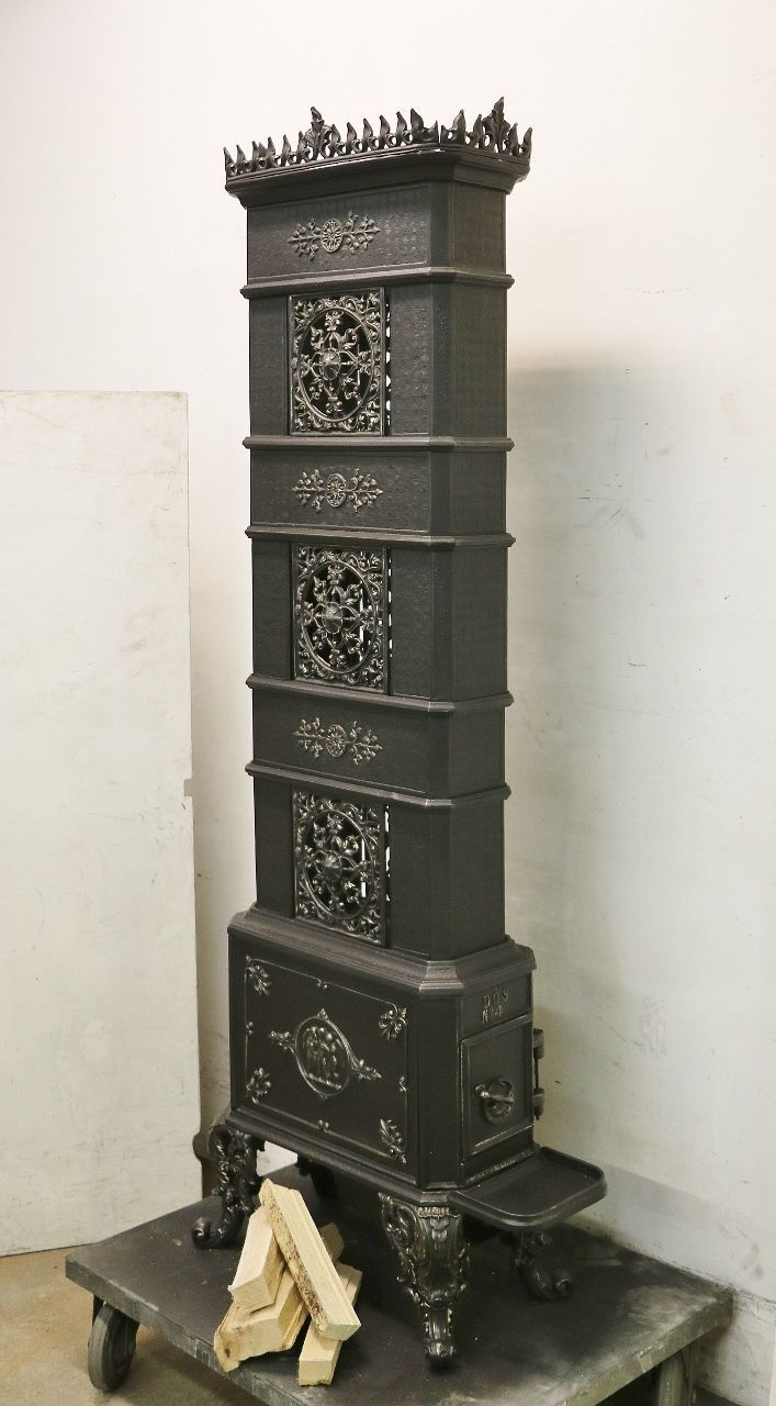 Poêle en fonte n° 2056- Poêle à étages royal et impérial avec de beaux détails en fonte