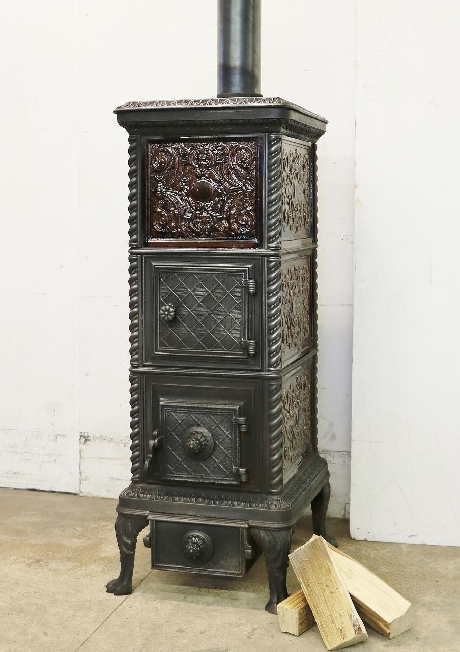 Kachelofen Nr. 2067- Lucelle Gestellkachelofen mit seltenen mahagonibraunen Kacheln