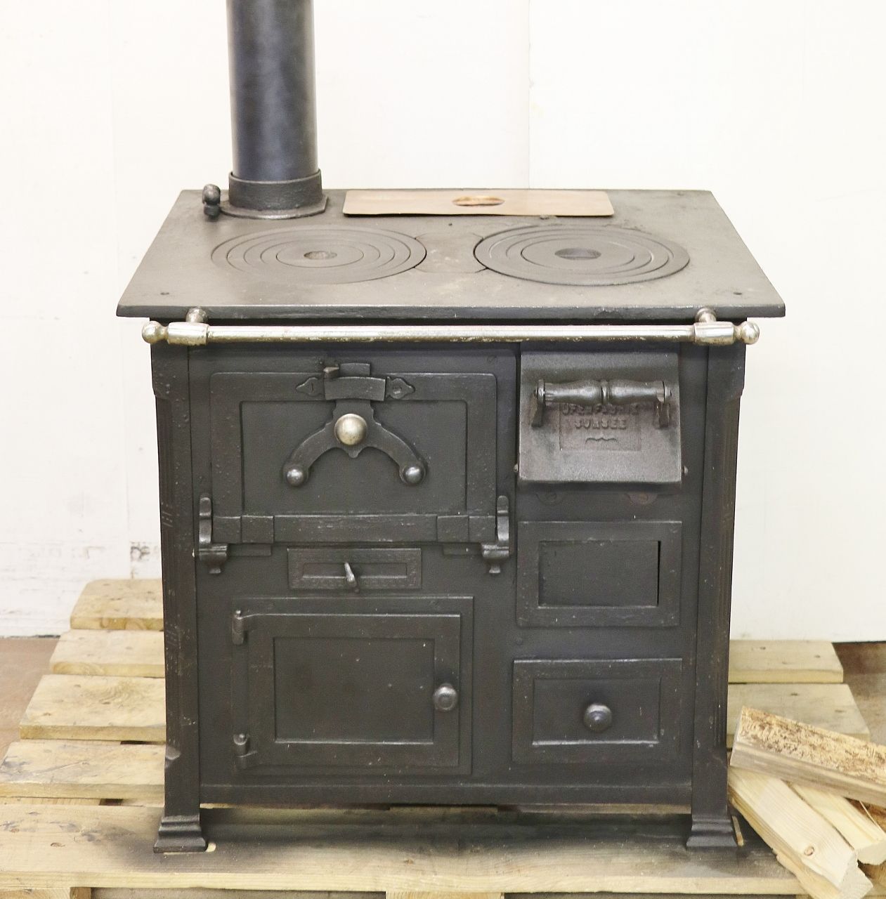 Fourneau rustique No. 2072- Un petit Sursee au design classique