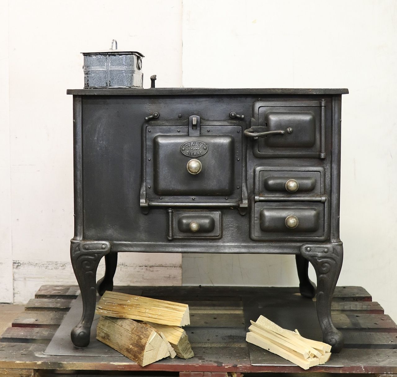 Eleganter Herd Nr. 2074- Der Sarina Herd aus dem Märchenbuch, mit einem Händlerschild auf der Backofentüre