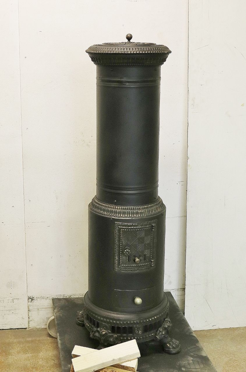 Poêle en fonte N° 2080- Beau poêle suisse à cylindre avec pieds en forme de lion et une porte Lucelle