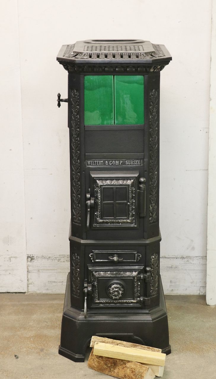 Kachelofen Nr. 2081- Ein Weltert & Comp. mit einer schönen flaschengrün glasierten Kachel