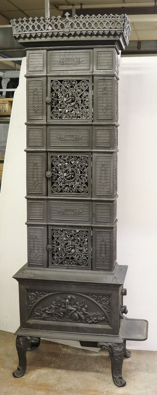 Poêle en fonte n° 2086- Un grand poêle norvégien en fonte, richement décoré