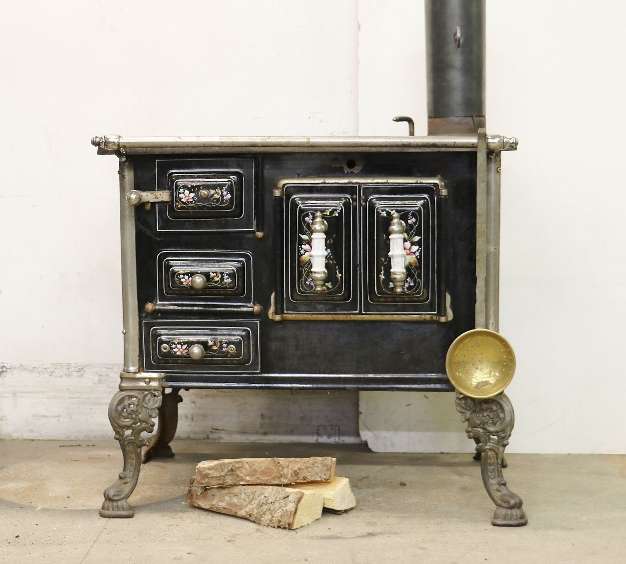 Eleganter Herd Nr. 2093- Emaillierter Herd mit Malereien aus der Romandie