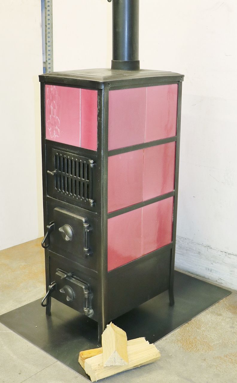 Kachelofen Nr. 2109- Schlichtes Ofengestell, dafür aber einer ganz speziellen Kachel mit pinker Glasur