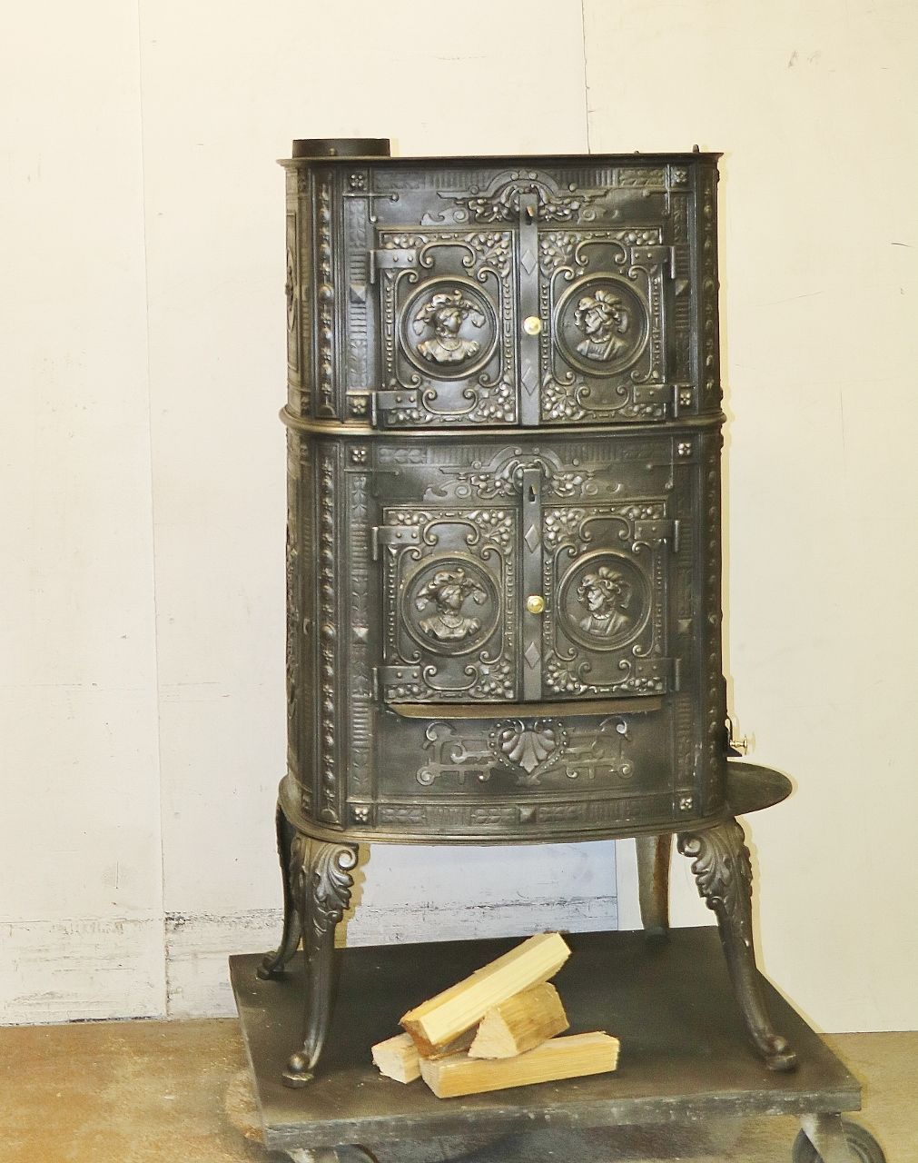 Poêle en fonte N° 2110- Poêle en fonte allemand richement décoré